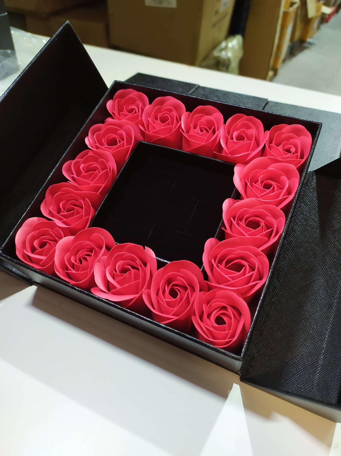 Caja de regalo con 16 rosas artificiales - additional image 17