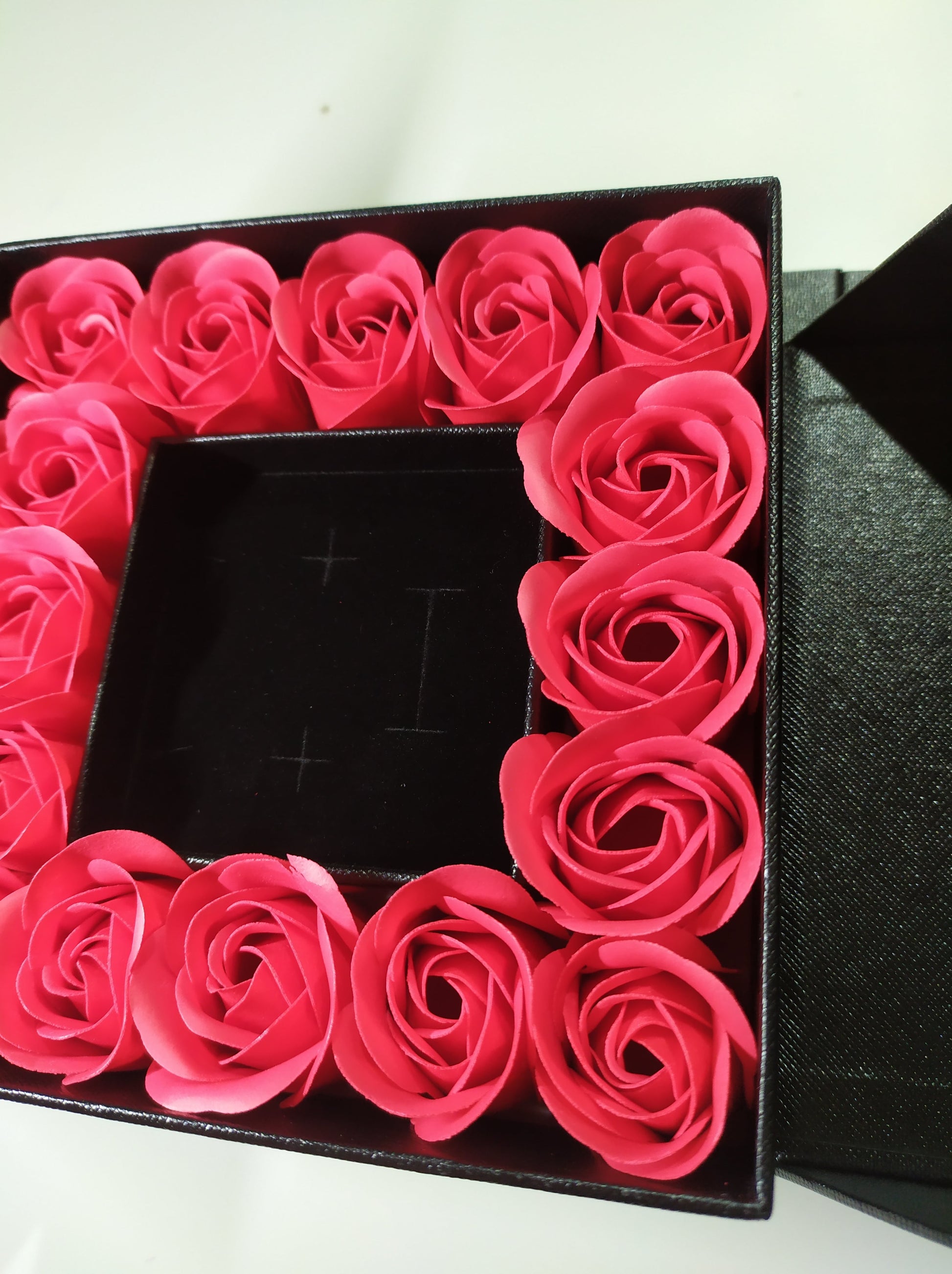 Caja de regalo con 16 rosas artificiales - additional image 20